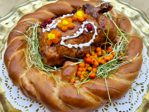Фаршированный цыпленок белыми грибами, беконом и фисташками 