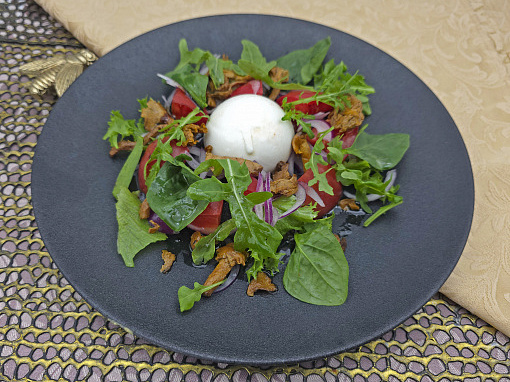 Салат с сыром Буррата, лисичками
